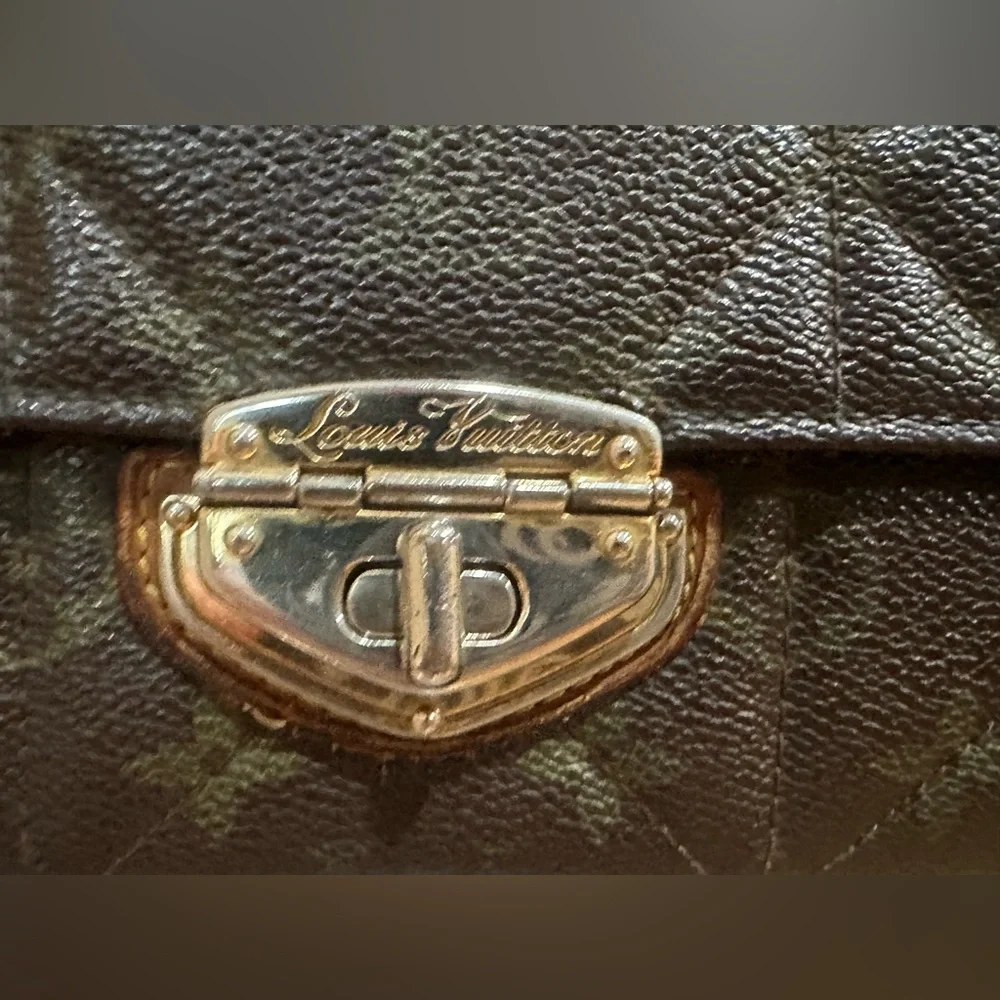 LOUIS VUITTON
Sarah leather wallet w/unbranded chain - Picture 2 of 12